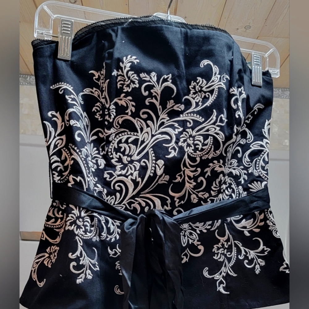 Beautiful embroidered WHBM Strapless Bustier top size 2. Comes with belt.